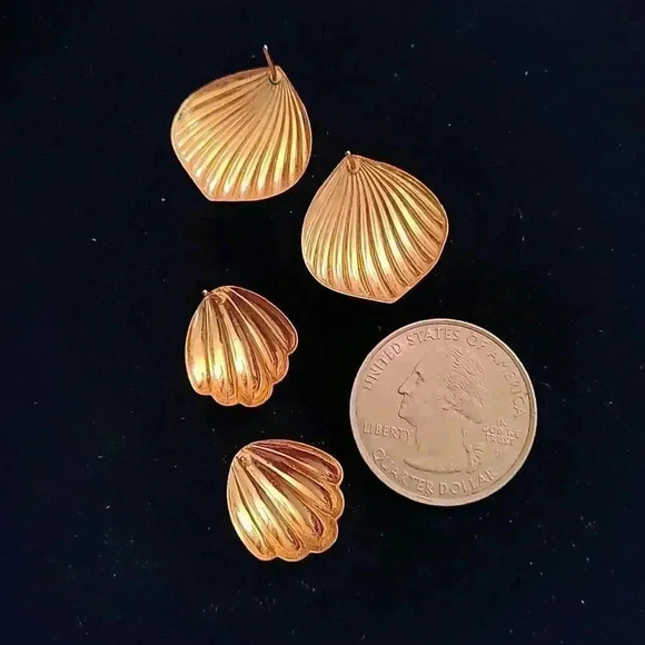 Shell shaped tri tone Gold filled earrings for pierced ears. - Picture 3 of 3